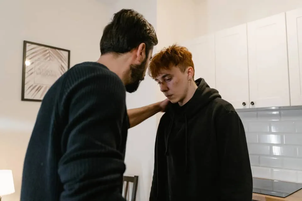 Desviar la mirada - Joven desvía la mirada al hablar con su padre