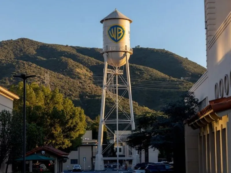 edificios-de-estudios-warner-bros-netflix|Foto: Jill Connelly/Bloomberg Netflix modifica su oferta por Warner Bros. Discovery y elimina el pago en acciones para neutralizar la ofensiva de Paramount Skydance y asegurar la fusión