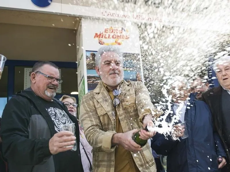 loteria-del-nino-2026-premios|Foto: El Economista  El Sorteo de la Lotería del Niño 2026 repartirá 770 millones en premios. El primer premio otorga 200.000 € por décimo y Asturias lidera el gasto por habitante
