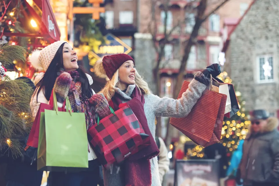 Navidad - compras - Europa - España - Dos mujeres comprando en Navidad 