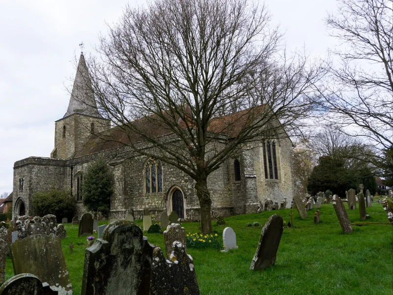 Iglesia de San Nicolás del pueblo de Pluckley en Kent, Inglaterra|Foto: Pluckley.net