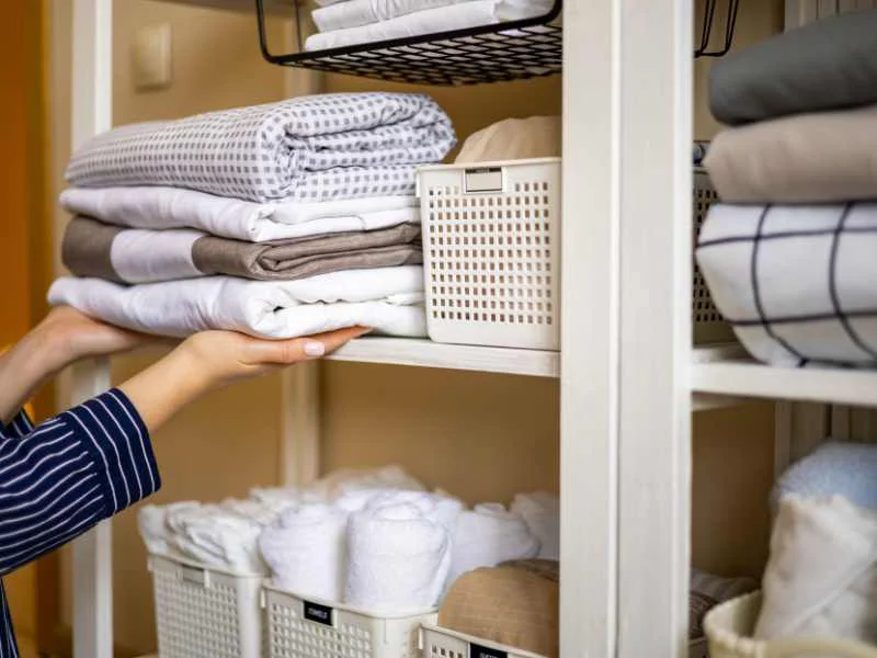 Armario perfectamente organizado con prendas dobladas en vertical según la técnica de Marie Kondo