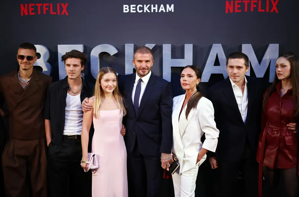 La familia Beckham se enfrenta a polémica desatada por Brooklyn Beckham | Foto: Tolga Akmen De la utopía familiar al campo de batalla judicial: Brooklyn Beckham corta toda comunicación con David y Victoria y establece contacto solo a través de abogados, en un conflicto marcado por humillaciones, acusaciones de manipulación y la sombra de su esposa, Nicola Peltz.