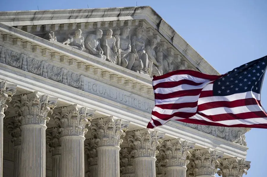 Corte Suprema de EEUU | Foto: EFE/EPA/ Graeme Sloan Las expulsiones de venezolanos desde Estados Unidos (EEUU) hacia El Salvador han sido suspendidas hasta nuevo aviso por orden de la Corte Suprema de ese país