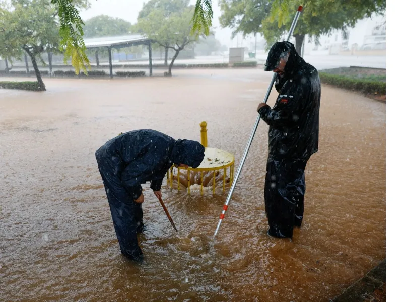 Operarios trabajan para destapar drenajes en Almussafes |Foto:EFE/ Kai Försterling El temporal provocado por la DANA Alice deja intensas lluvias, inundaciones y cortes de transporte en la Comunidad Valenciana