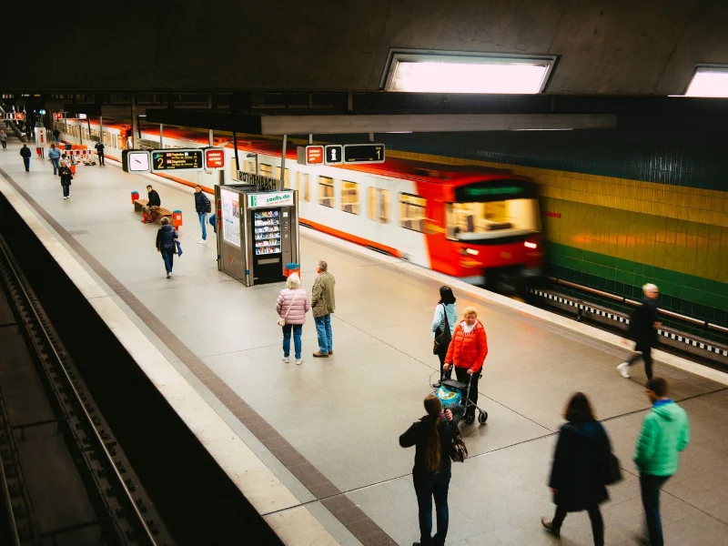 viajeros-consultando-pantalla-de-horarios-en-estacion-de-tren-internacional