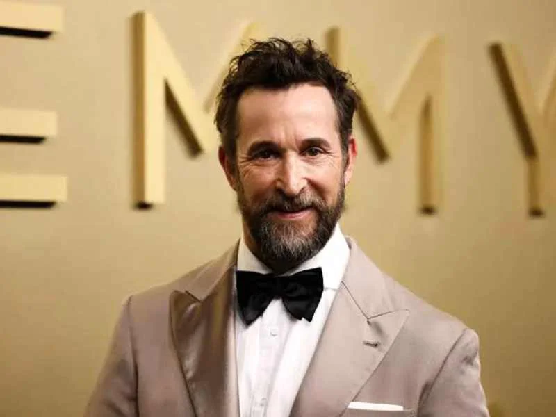 El actor estadounidense Noah Wyle sonriendo en la alfombra roja|Foto: EFE 