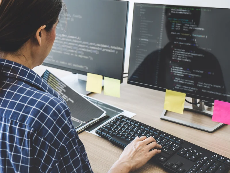 profesional-analizando-esquemas-de-logica-y-codigos-de-inteligencia-artificial-en-una-pantalla