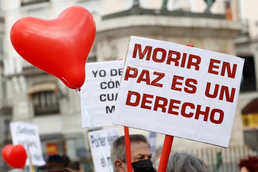 Una concentración de miembros de la asociación Derecho a Morir Dignamente, a favor de la eutanasia|Foto: EFE/Chema Moya El juez rechaza el recurso de la Generalitat y mantiene suspendida la eutanasia de Noelia
