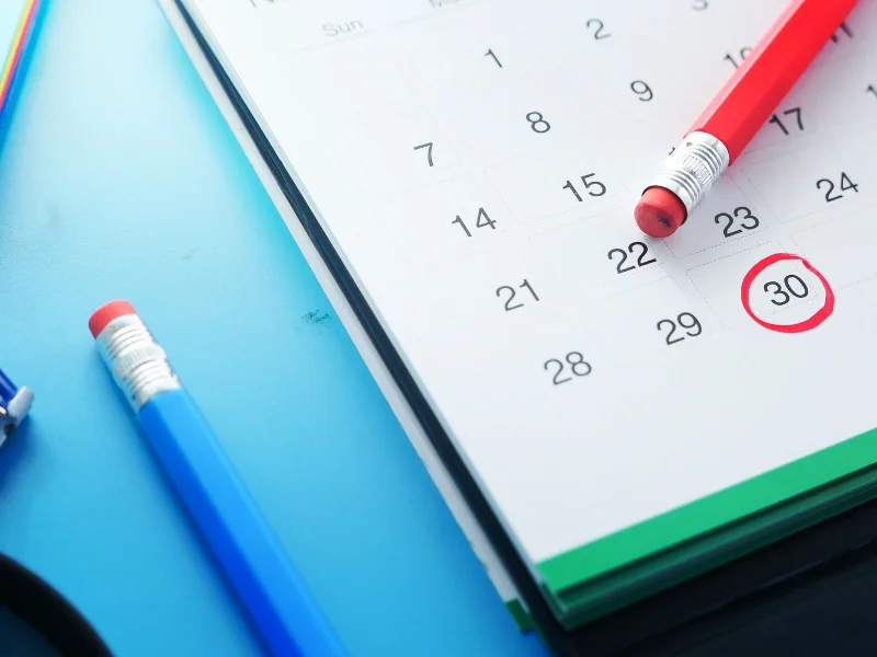 primer-plano-de-un-calendario-de-mesa-con-fechas-marcadas-en-rojo