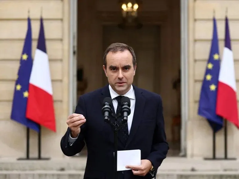 El primer ministro dimisionario francés, Sébastien Lecornu, en París|Foto: EFE/EPA/Stephane Mahe Sébastien Lecornu dimite como primer ministro de Francia tras anunciar su gabinete

