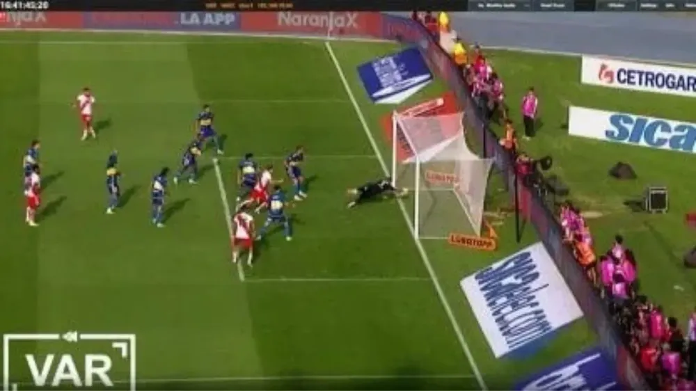 A igual que Madrid, otro superclásico tuvo su “gol fantasma”2