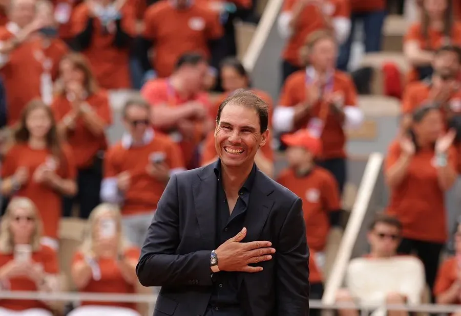 Rafael Nadal asiste a su ceremonia de homenaje en la Pista Philippe Chatrier|Foto: EFE/EPA/Teresa Suarez Rafa Nadal durante su homenaje: entre lágrimas dice "adiós en el lugar más importante de su carrera"