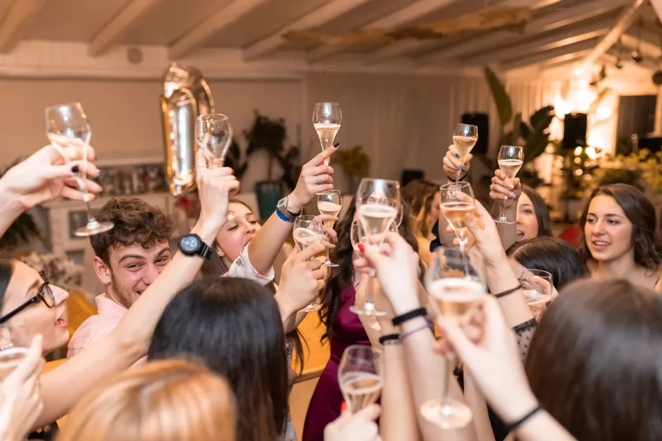 Personas bebiendo alcohol  Los grandes bebedores mueren 13 años antes que los que nunca han bebido, según un estudio