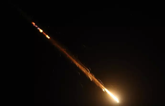 Restos de proyectiles en el cielo nocturno| Foto: Europa/ Nidal Eshtayeh Irán ha llevado a cabo la pasada noche el ataque más mortífero en la historia de sus enfrentamientos directos con Israel