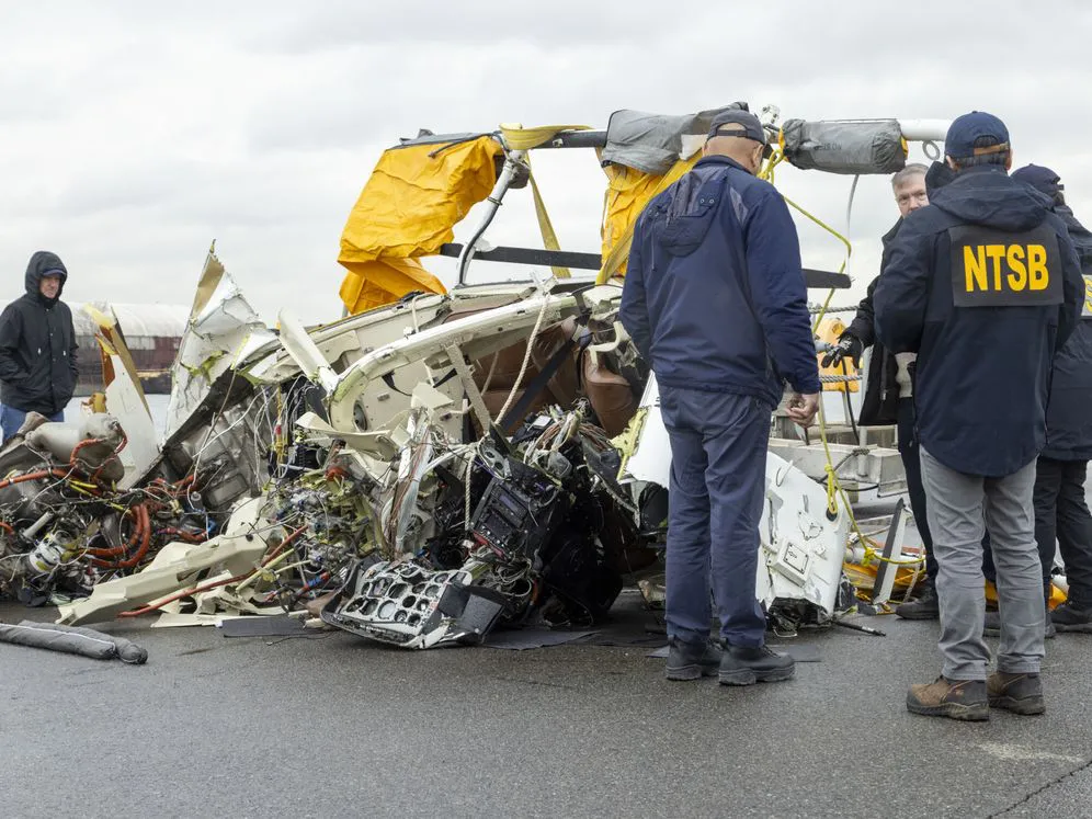 Restos del helicóptero accidentado en Nueva York|Foto: EFE/Junta Nacional de Seguridad en el Transporte La Administración Federal de Aviación anunció el cierre de la empresa del helicóptero siniestrado en Nueva York 
