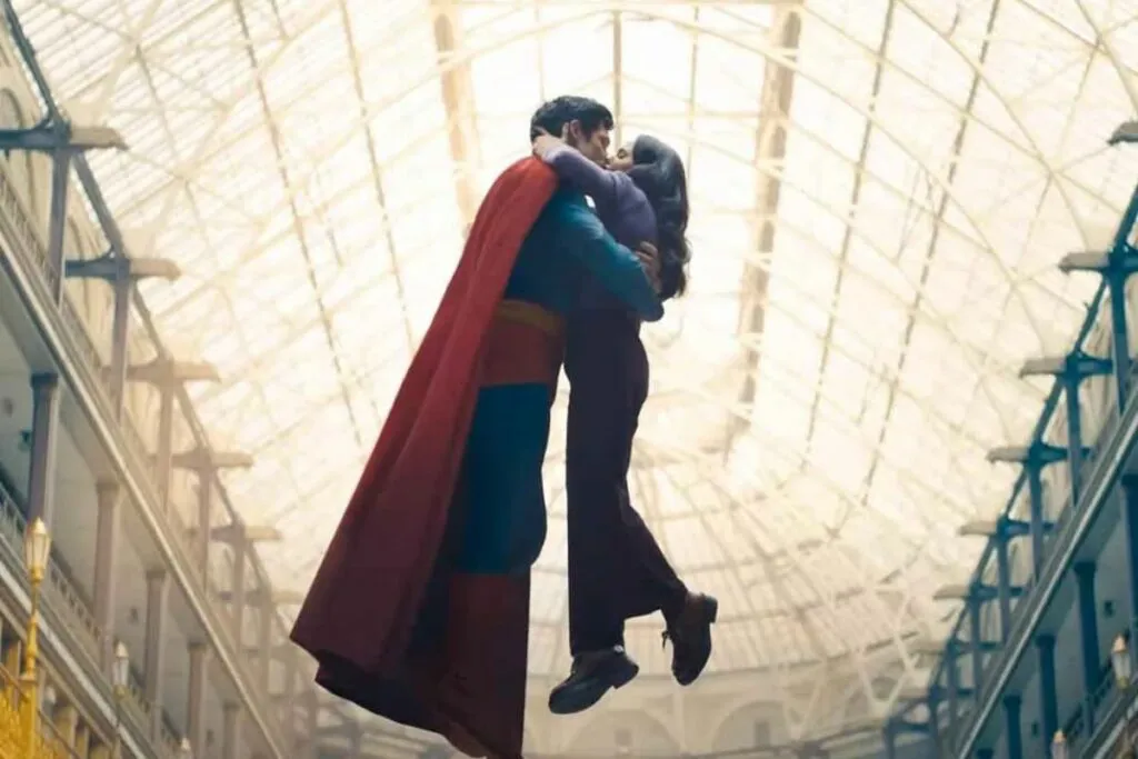 Superman (David Corenswet) y Lois Lane (Rachel Brosnahan) en la icónica escena del beso|Foto: IMBD / DC Studio La eliminación de una escena romántica en la nueva película de Superman desata una ola de indignación y reabre el debate sobre la libertad artística en el cine indio.