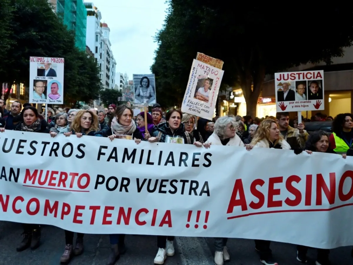 Quinta manifestación para exigir dimisión de Mazón| Foto: AFP / José Jordán  Miles de personas han recorrido el centro de València para exigir la dimisión de Carlos Mazón 