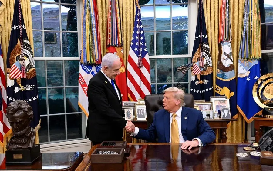 Benjamín Netanyahu y Donald Trump, en la Casa Blanca|Foto: EFE/Avi Ohayon/GPO Netanyahu tras su reunión con Trump: «Estamos decididos a lograr todos nuestros objetivos» en Gaza