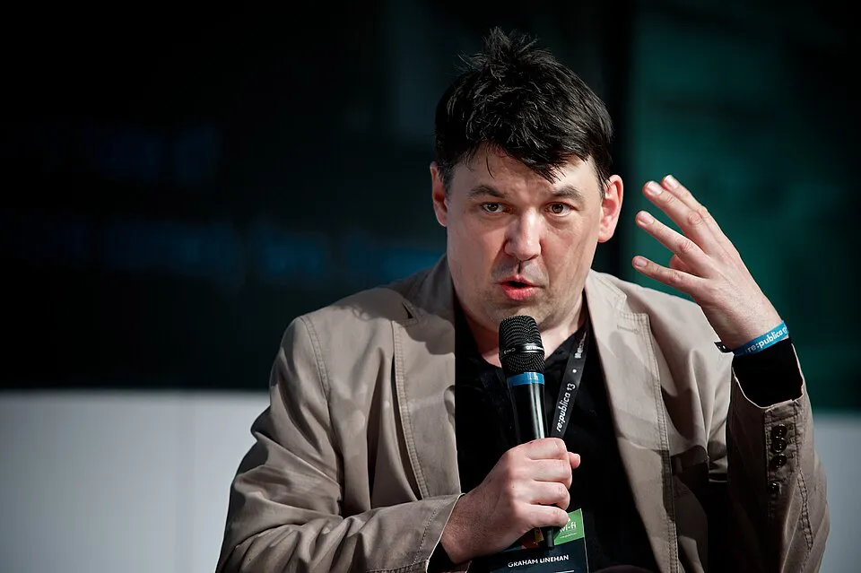 Graham Linehan|Foto: Wikimedia Commons La detención del guionista Graham Linehan por un tuit sobre personas trans provoca críticas dentro del Gobierno de Starmer, que exige que la policía priorice la seguridad ciudadana y revisar las leyes de libertad de expresión.