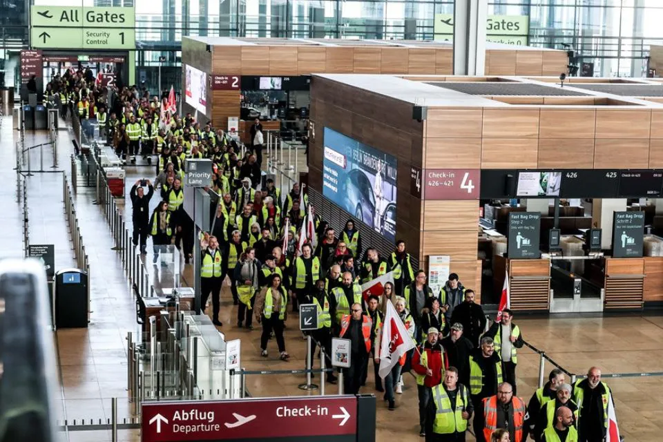 Huelga en 13 aeropuertos de Alemania|EFE EPA Filip Singer Huelga en 13 aeropuertos de Alemania con 3.400 vuelos cancelados