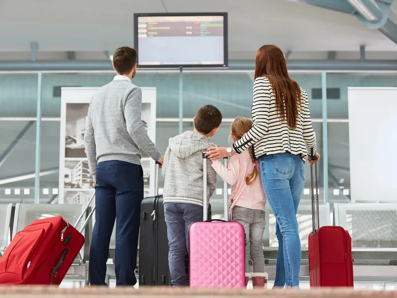 familia-viajando-con-ninos-en-un-aeropuerto-listos-para-embarcar