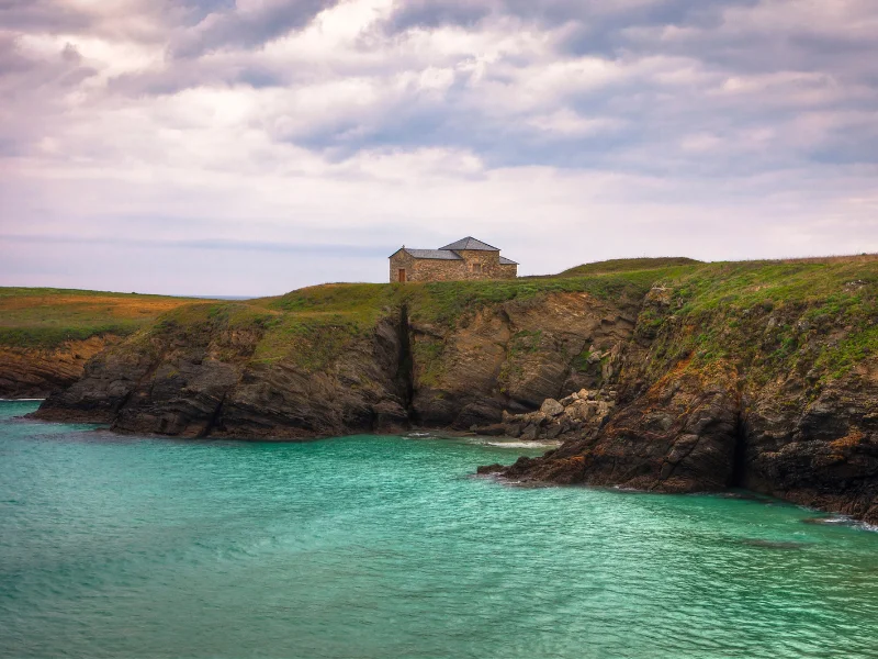 Ermita románica de Santa Comba sobre el islote en la playa de Covas en Ferrol con marea baja