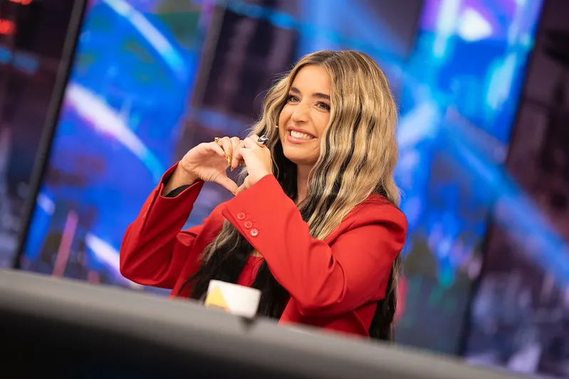 La cantante granadina Lola Indigo | Foto: Flickr / El Hormiguero Lola Índigo llenó el Estadio Metropolitano de Madrid con un espectáculo lleno de coreografías, colaboraciones sorpresa y homenajes, aunque algunos fallos técnicos y vocales marcaron la noche.