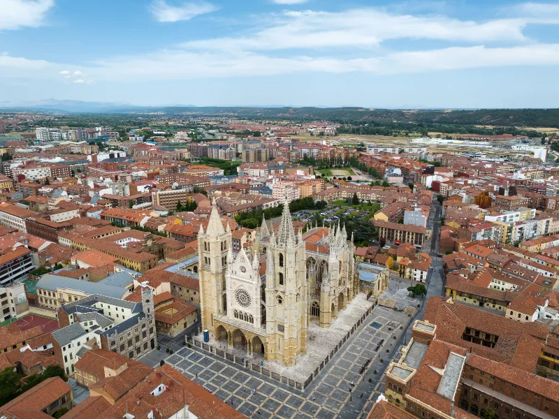 ¿Quieres casa pero no tienes dinero? Estos pueblos españoles te pagan por mudarte Descubre los planes de ayuda para comprar vivienda en zonas rurales del país: hasta 40.000 euros por mudarte y residir de forma estable
