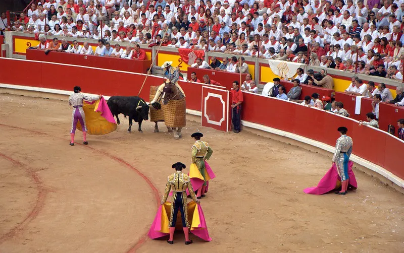 Corrida de toros de la fiesta de San Fermín|Foto: Rufino Lasaosa / Flickr Una encuesta oficial revela que un 8% de la población, 3.4 millones de españoles, acudió a espectáculos taurinos en el último año, la misma cifra que en 2018-2019.