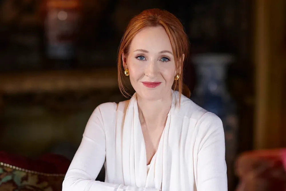 J. K. Rowling, creadora de la serie de Harry Potter| Foto: J. K. Rowling / Facebook J. K. Rowling respalda al nuevo trío protagonista de la serie de *Harry Potter* (Dominic McLaughlin, Arabella Stanton y Alastair Stout) y confirma su rol como productora ejecutiva, pese a las polémicas por sus declaraciones sobre la comunidad trans.
