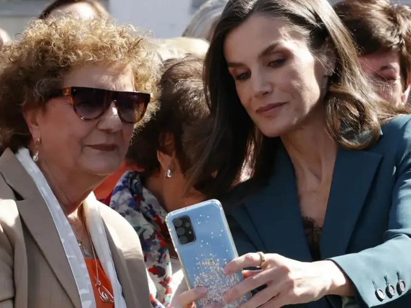felipe-letizia-instagram-millon-seguidores|Foto: Lecturas La Casa Real celebra un hito digital: su perfil en Instagram supera el millón de seguidores en Navidad, consolidando la estrategia de modernización y acercamiento a los jóvenes
