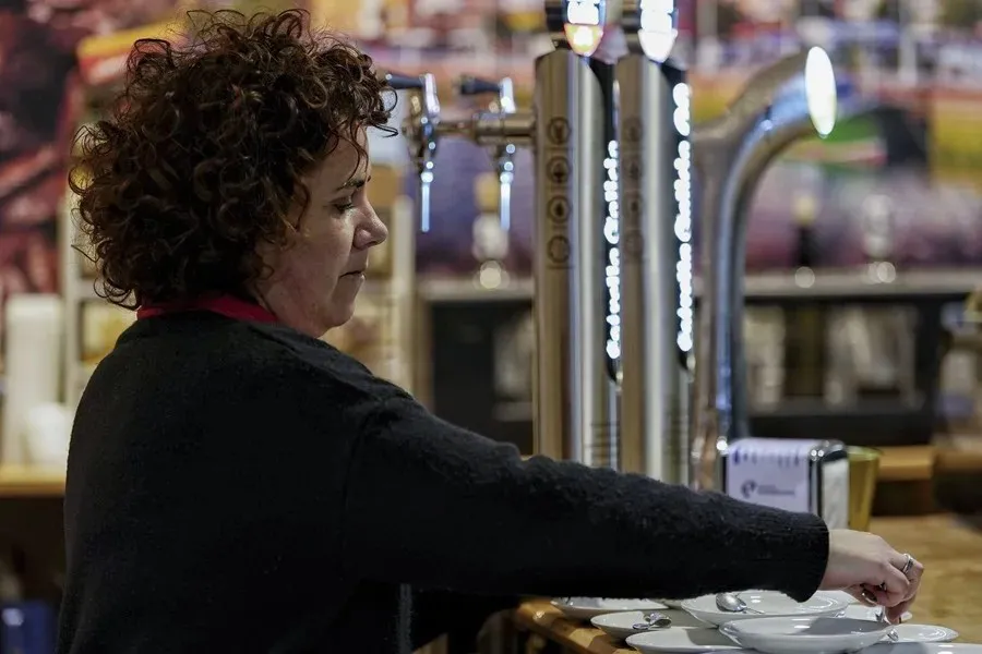 Una mujer trabaja en una cafetería|Foto: EFE/Nacho Gallego La brecha salarial de género sigue reduciéndose y marca mínimo con el 15,7%