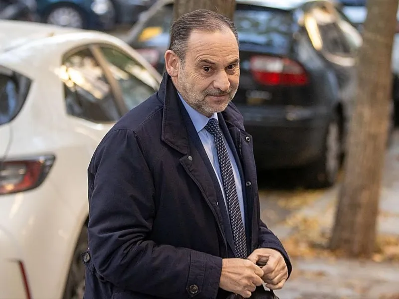 jose-luis-abalos-koldo-garcia-tribunal-supremo-entrada-prision|Foto: ABC  La Fiscalía Anticorrupción solicita al Supremo que José Luis Ábalos y Koldo García permanezcan en prisión ante las elevadas peticiones de pena por el 'caso Mascarillas'.