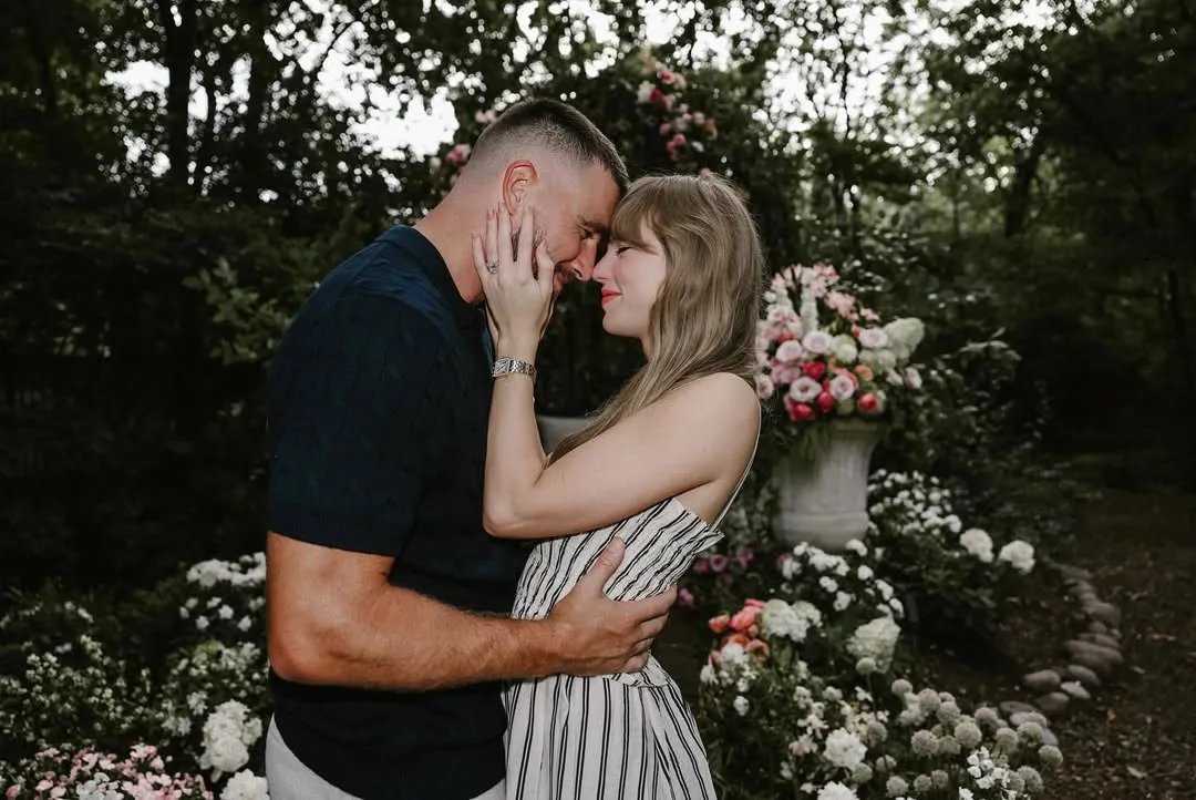 Taylor Swift y Travis Kelce anuncian su compromiso|Foto: Instagram / @taylorswift La superestrella Taylor Swift y la estrella de la NFL Travis Kelce ponen fin a meses de especulaciones con un romántico anuncio en Instagram que ha confirmado su compromiso matrimonial.