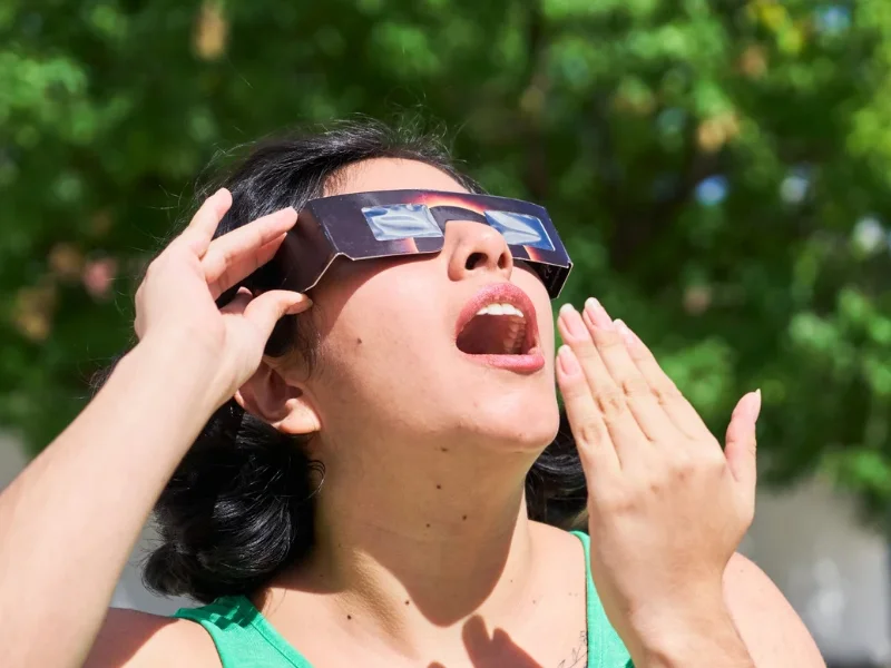 Gafas de protección homologadas para la observación segura de eclipses solares