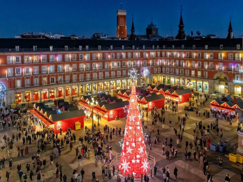 Mercadillo de Navidad de la Plaza Mayor| Foto: Álvaro López del Cerro / Time Out Madrid La Navidad se ha convertido en una herramienta estratégica para desestacionalizar el turismo en España.
