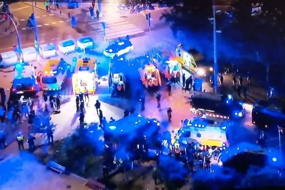 Captura de vídeo de las asistencias en las inmediaciones del del RCDE Stadium tras el atropello|EFE 17 aficionados heridos tras el atropello múltiple en los aledaños del RCDE Stadium antes del partido entre el Espanyol y el FC Barcelona
