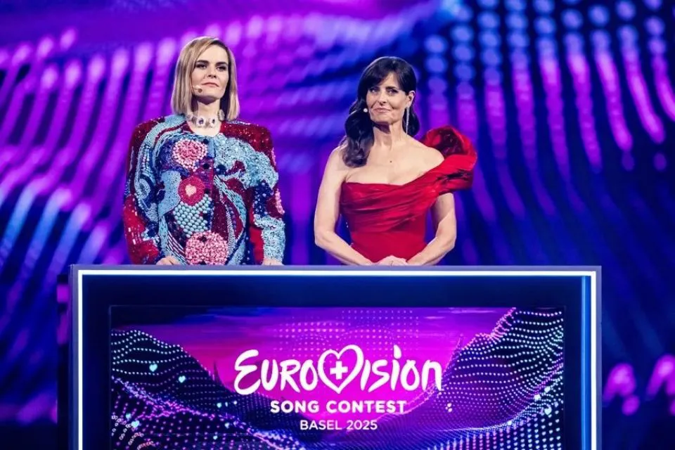 Las presentadoras del Festival de Eurovisión Hazel Brugger y Sandra Studer|Foto: EFE/EPA/Georgios Kefalas Eurovisión responde a la petición de Sánchez de apartar a Israel