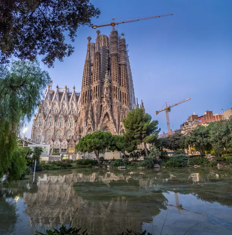 Fachada de la Sagrada Familia en Barcelona|Foto: Bobek Ltd. La colocación de la cruz en la torre de Jesucristo eleva a la Sagrada Familia a los 162,9 metros, arrebatándole el récord a la alemana Ulmer Münster en un hito histórico que acerca al sueño del arquitecto a su realización final.