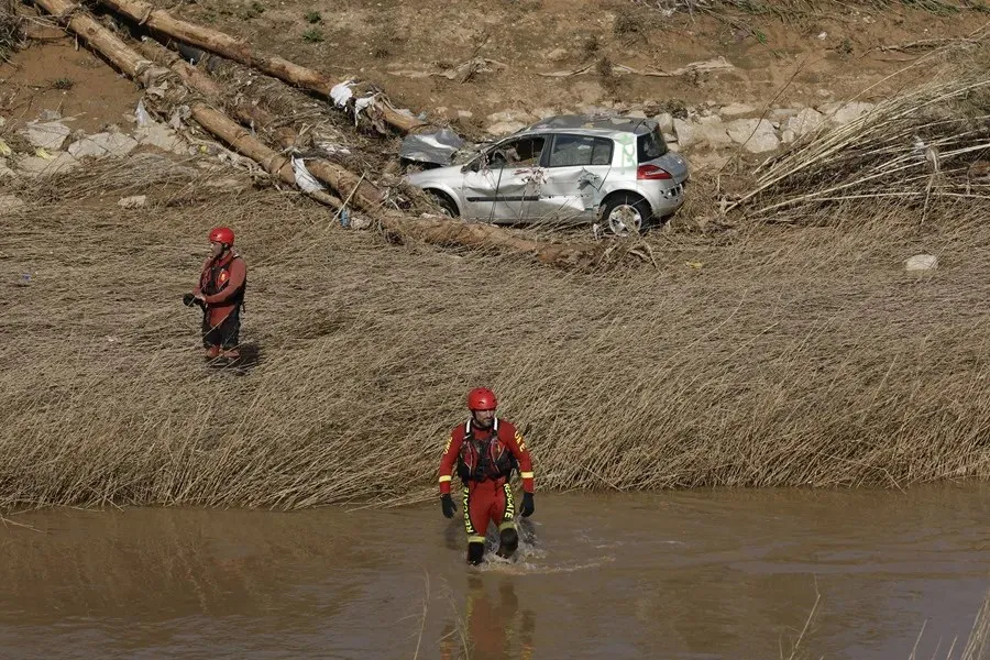 Miembros de la UME rastreando la Rambla del Poyo, en la localidad valenciana de Catarroja|Foto: EFE/Biel Aliño Un juzgado declara fallecida a la última víctima desaparecida de la Dana de Valencia

