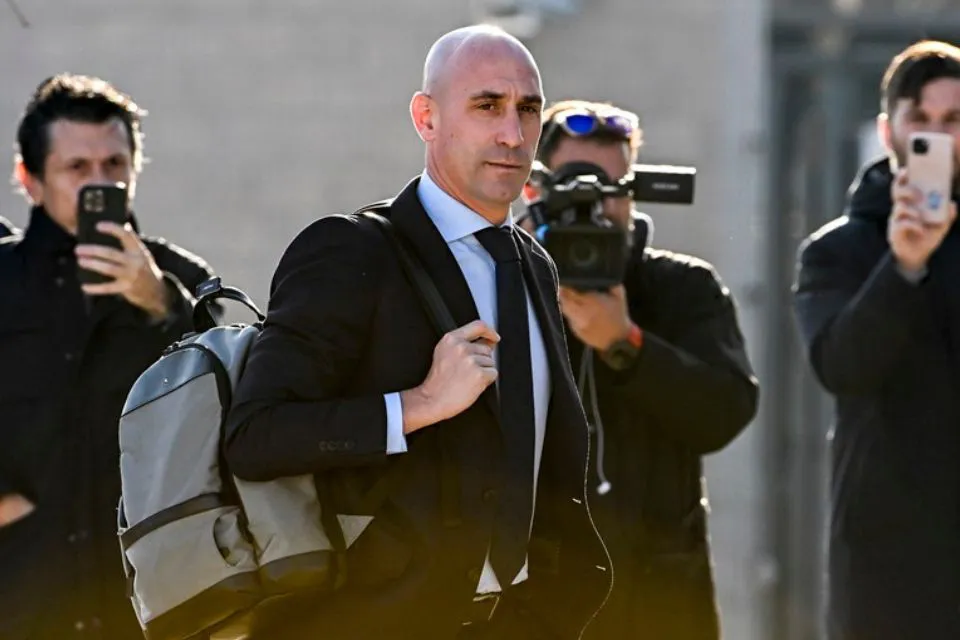 El expresidente de la RFEF Luis Rubiales|Foto: EFE Fernando Villar La Fiscalía pide que se repita el juicio a Luis Rubiales por el beso a Jenni Hermoso 