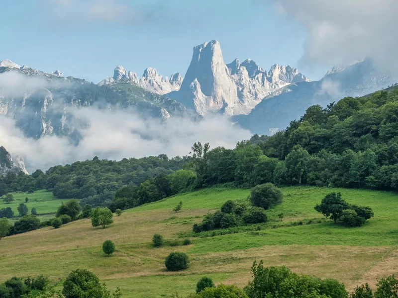 Vista panorámica de las montañas de piedra caliza y valles del Parque Nacional de los Picos de Europa