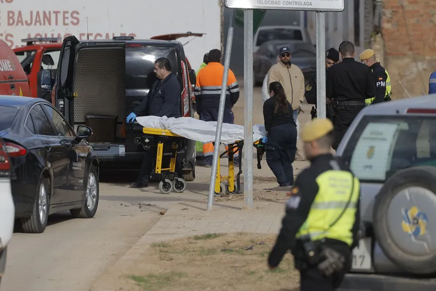 paiporta- Efectivos de las Fuerzas Armadas y empleados de una funeraria trabajan en Paiporta. EFE/Kai Försterling