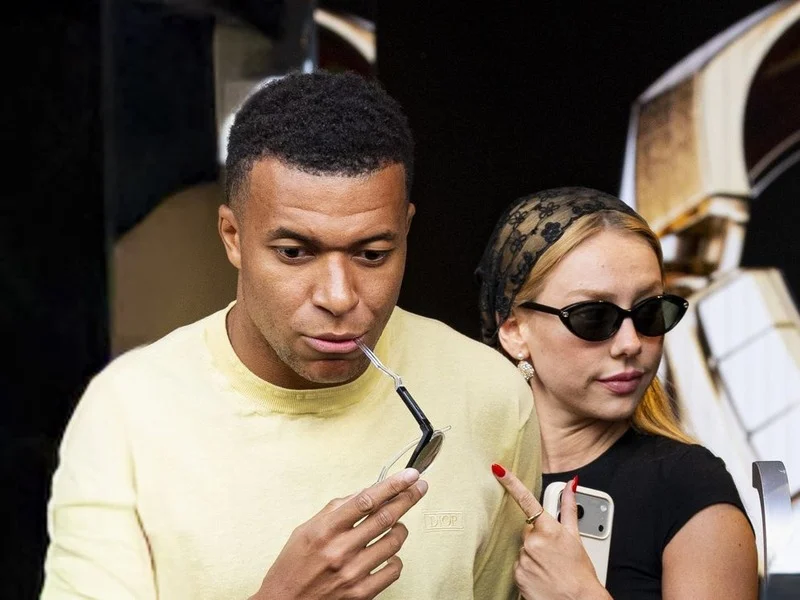 Kylian Mbappé y Ester Expósito pasean juntos durante un tour VIP en el exterior de la Sagrada Familia|Foto: Gtres