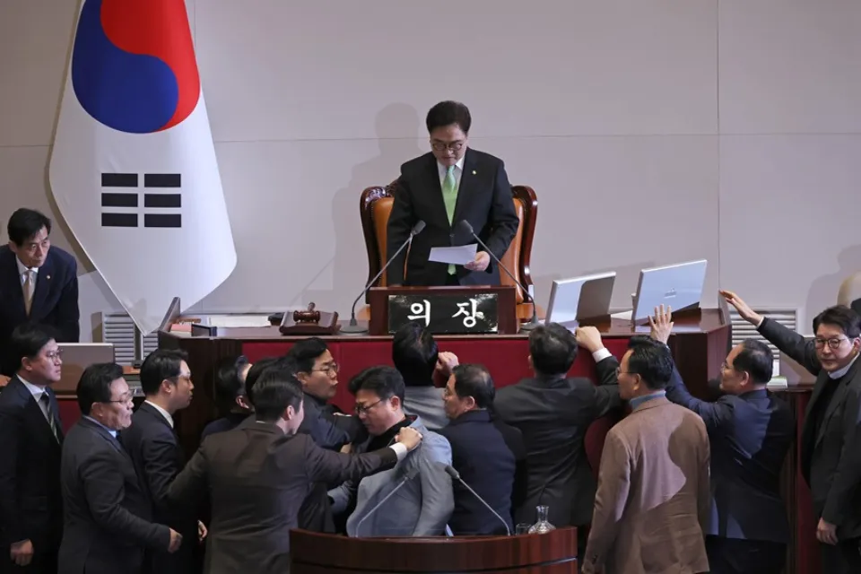 Corea del Sur - parlamento - presidente de la Asamblea Nacional, Woo Won-sik Foto: EFE/EPA/YONHAP Protesta de legisladores surcoreanos ante el presidente de la Asamblea Nacional, Woo Won-sik,EFE/EPA/YONHAP