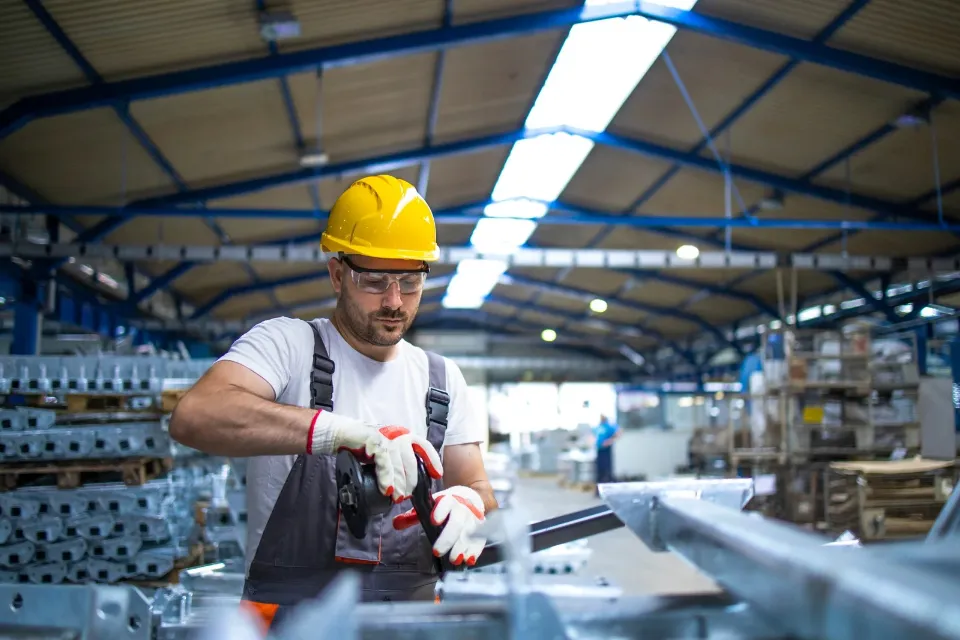 El Banco de España eleva dos décimas el crecimiento previsto en 2025|Archivo de un trabajador en una fábrica  El Banco de España eleva dos décimas el crecimiento previsto en 2025
