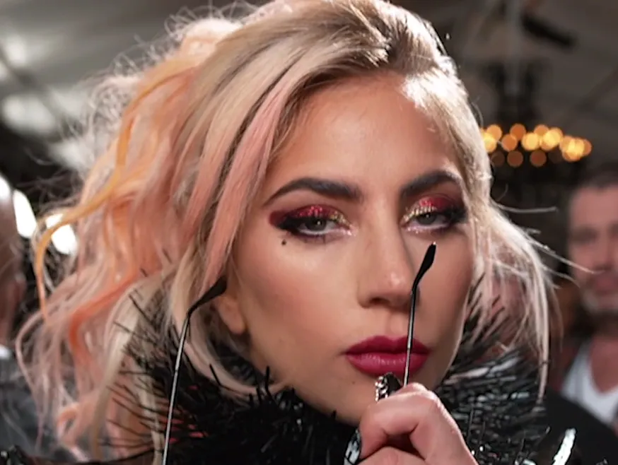 Lady Gaga en la alfombra roja de los premios Grammy 2017 | Foto: Rogue Artists / Wikimedia Commons Lady Gaga condenó un frustrado atentado, donde un grupo extremista planeaba atacar al colectivo LGTBI+ con explosivos. La artista defendió que "la música debe ser refugio, no objetivo de odio", tras detenerse a dos sospechosos vinculados a discursos de odio en redes.