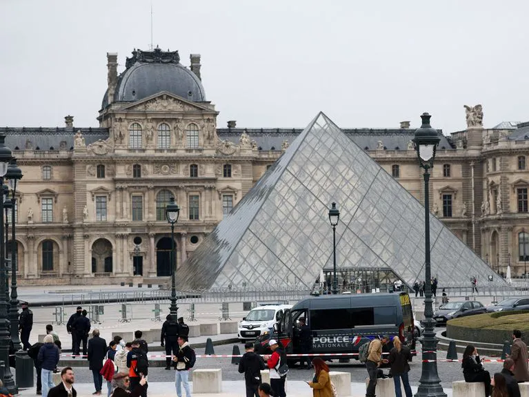 Museo de Louvre tras el robo|Foto: Reuters / Gonzalo Fuentes Dos sospechosos detenidos confiesan su participación en el robo de joyas de 88 millones en el Louvre, pero el botín sigue desaparecido.