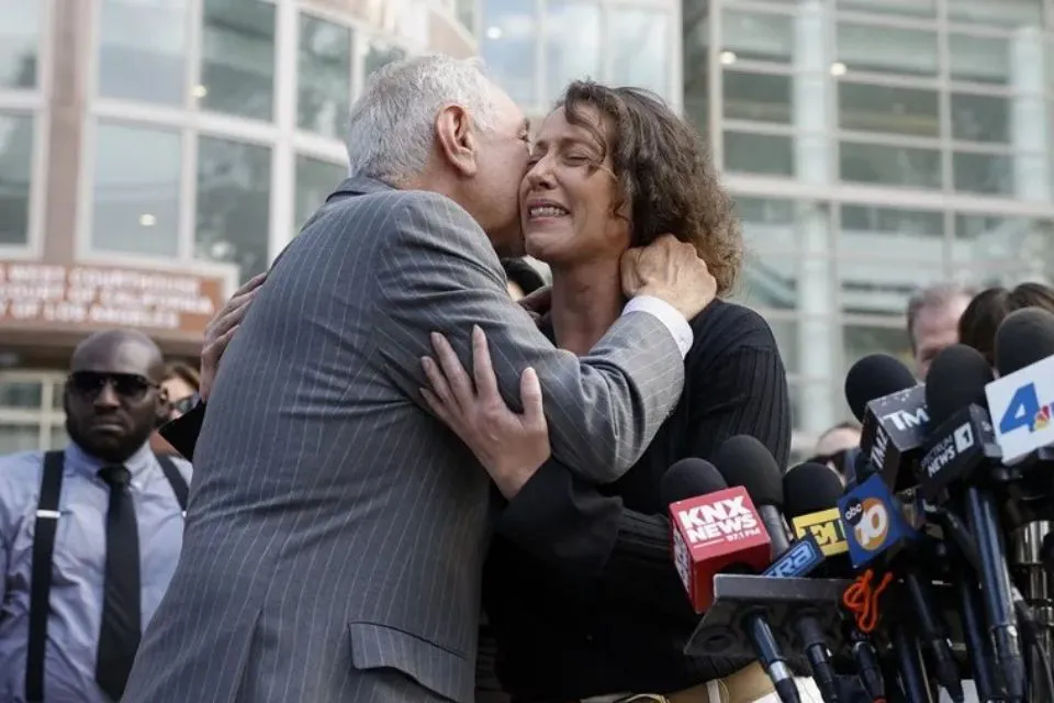 El abogado Mark Geragos y Anamaria Baralt, prima de Lyle y Erik Menéndez|Foto: EFE/EPA/Caroline Brehman/Pool Caso hermanos Menendez: el juez reduce la sentencia y los hace elegibles para la libertad
